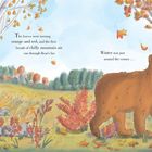 Text: "The leaves were turning orange and red... Winter was just around the corner." Illustration: Bär im herbstlichen Wald.