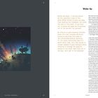 Links: "Outer Wilds: Design Works". Rechts: "Wake Up" und ein längerer Absatz von Text. Eine Illustration zeigt eine nächtliche Waldszene mit einem Lagerfeuer.