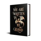 "YOU ARE WRITTEN IN MY BLOOD" steht auf einem Buchcover mit einem stilisierten Drachen in Gold auf schwarzem Hintergrund.