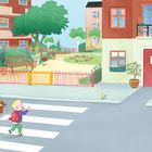 Links "2", rechts "3". Eine Frau und ein Kind überqueren einen Zebrastreifen, Bäume und Gebäude im Hintergrund.