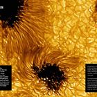"ZOOMING IN ON THE SUN" Text über einem detaillierten, goldenen Nahbild der Sonnenoberfläche mit dunklen Sonnenflecken.