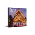 „Perth THEN AND NOW“ und „Richard Offen“. Ein beleuchtetes historisches Gebäude bei Dämmerung.