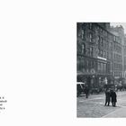 OLD TOLBOOTH. March 1, 1928. Eine belebte historische Straße mit Statuen und Personen, die sich dort versammeln.