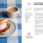 Titel: "Harissa Poached Eggs with Spinach & Peppers." Links: Sandwich mit Ei und Gemüse; Tasse Kaffee auf kariertem Tuch. Rechts: Rezepttext.