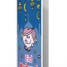 Text: „Eid Mubarak“. Illustration: Figur mit pinkem Haar, Laternen, Sterne, Mondsicheln auf blauem Hintergrund.