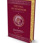 "The Fall of Númenor" steht in goldener Schrift. Roter Hintergrund mit elbischen Schriftzeichen und einer goldenen Illustration.