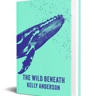 Text: "THE WILD BENEATH KELLY ANDERSON". Ein Buchcover in Türkis mit einer blauen Wal-Illustration.