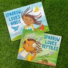 „SPARROW LOVES BIRDS“ und „SPARROW LOVES REPTILES“. Zwei Kinderbücher mit einer fröhlichen Illustration eines Kindes.