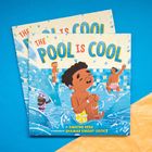 "The Pool is Cool" steht groß auf dem Buchcover. Kinder planschen fröhlich im Wasser in einer Illustration.