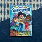 "The Brainstormerz", "Money Talks". Illustration: Drei fröhliche Kinder, eines mit Brille, halten Geldscheine. Blitzmotive.