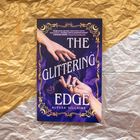 „THE GLITTERING EDGE“ von Alyssa Villaire, verziert mit goldenen Ornamenten und Händen auf lila Hintergrund.