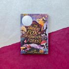 Text: "The Undead Fox of Deadwood Forest" von Aubrey Hartman. Buntes Cover mit einem Fuchs und Pilzen im Wald.