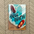Text: "Blue Beach", "Sometimes the truth is too dangerous to surface", "Karyn Parsons". Zwei rote Schuhe am Strand.