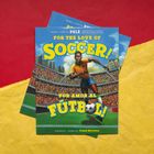 Text: "For the Love of Soccer! Por Amor al Fútbol!" Illustration: Ein Fußballspieler läuft mit einem Ball im Stadion.