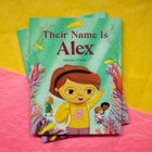 „Their Name Is Alex“ von Paloma O'Toole. Illustration von Kind mit gelber Brille und Rucksack vor Korallenriff.