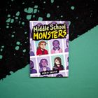 "Middle School Monsters" und "Robin Easter" sind auf einem Comic-Buchcover. Es zeigt Cartoon-Charaktere in einem Raster.
