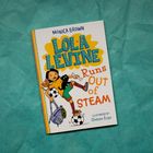 "Monica Brown. Lola Levine Runs Out of Steam. Illustrated by Chelen Ecija." Buchcover: Mädchen mit Ball, Katze und Rucksack.