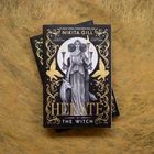 Text: "#1 New York Times Bestseller - Nikita Gill - Hekate: The Witch." Illustration: Göttin Hekate mit Fackeln, Hunde, Eulen.