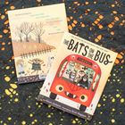 Buchcover "The Bats on the Bus" zeigt einen roten Bus mit Halloween-Figuren. Rückseite hat Halloween-Illustration mit Friedhof.