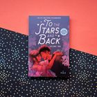 "To the Stars and Back, Volume Two, 18-page bonus story inside. Illustration: Zwei Figuren umarmen sich vor einem blumigen Hintergrund."