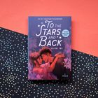 "To the Stars and Back: Volume Two" von PEGLO, Illustration eines Paares unter einem Sternenhimmel auf farbigem Hintergrund.