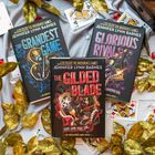 „The Gilded Blade“, „The Grandest Game“, „Glorious Rivals“; Bücher von Jennifer Lynn Barnes auf hellem Stoff, umgeben von goldenen Blättern und Spielkarten.