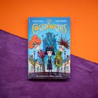 Buchcover: "The Cogsworths" von Tristan Tales und Luke Pounder. Drei schräge Figuren vor einem fantasievollen Haus.