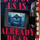 „ONE OF US IS ALREADY DEAD“ in großen, roten Buchstaben. Darunter ein altes Haus auf einem Filmaufnahmegerät.