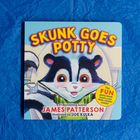 "Skunk Goes Potty", James Patterson, Joe Kulka; ein glücklicher Skunk schaut aus einem Badezimmer heraus.