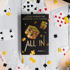 Das Cover eines Buches mit dem Titel "ALL IN" von Jennifer Lynn Barnes. Umgeben von Spielkarten und Puzzleteilen.