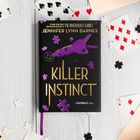 "Killer Instinct" von Jennifer Lynn Barnes. Dunkles Buchcover mit violettem Flugzeug und Puzzleteilen. Spielkarten umrahmen es.