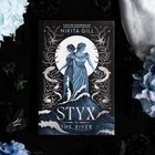 Buchcover: "STYX THE RIVER" von Nikita Gill. Zwei Frauen in blauen Kleidern vor Mond, umgeben von floralen Mustern.