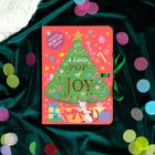 "A Little Pop of Joy" auf rotem Hintergrund mit Tannenbaum, Katze und Geschenken, umgeben von buntem Konfetti auf Stoff.