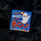 "Buchcover: 'Little Ghost Says BOO!' mit fröhlichem kleinem Geist, der eine Mütze trägt, vor bunten Häusern."