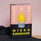 Buchtitel: "Sisters in Yellow" von Mieko Kawakami. Auf dem Cover eine Zitrone in einem Glas auf rosa Hintergrund.