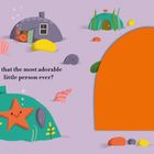 „I can see a smooth green flipper...“, „is that the most adorable little person ever?“; bunte Unterwasserwelt mit Hütten.