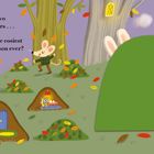 Text: „I can see two furry white ears ... is that the cosiest little person ever?“
Illustration von Mäusen in einem herbstlichen Wald, mit Türen in Baumstämmen und gemütlichen Höhlen.