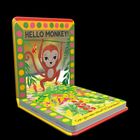 "HELLO MONKEY!" oben. "Can you see colourful Chameleon?" unten. Ein fröhlicher Affe inmitten bunter Dschungelkulisse.