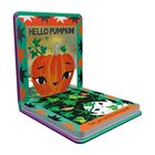 "HELLO PUMPKIN!" Ein fröhlicher Kürbis mit Gesicht, umgeben von grünen Blättern und bunten Rändern.