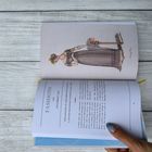 "FASHIONS for DECEMBER, 1810" steht oben auf einer Buchseite. Eine Illustration zeigt eine Frau in historischer Kleidung.