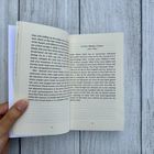 Text: "NEW YORK A LITERARY ANTHOLOGY EDITED BY J. MICHELLE COGHLAN". Illustration einer Brücke zwischen Gebäuden.