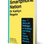 Buchtitel "Smartphone Nation" von Dr. Kaitlyn Regehr, gelber Hintergrund, Smartphone-Motiv mit Text über Bildschirmabhängigkeit.