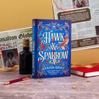 Buchtitel: "Hawk & Sparrow" von Ayana Gray. Blaues Cover mit roten und goldenen Verzierungen und Vögeln. Zeitungen im Hintergrund.