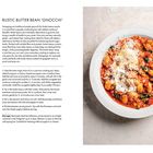 Halloumi Salad with Pomegranate Salsa, Rezept mit Zutatenliste. Rechts ein Teller mit einem farbenfrohen Salat.