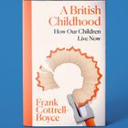 „A British Childhood: How Our Children Live Now“ von Frank Cottrell-Boyce. Silhouette eines Kindes in Anspitzer-Spänen.