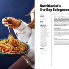 "Nutritionist’s 5-a-Day Bolognese" Rezept mit Zutaten wie Rinderhack, Zwiebel, Paprika, Karotten, Zucchini, Tomaten. links: Teller mit Spaghetti.