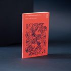 Roter Buchumschlag mit dem Text "The Nightingale and the Rose" und "Oscar Wilde", verziert mit blauen Linienzeichnungen.