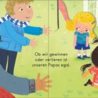 Text: "Ob wir gewinnen oder verlieren ist unseren Papas egal." Illustration: Kinder spielen Fußball, ein Hund läuft vorbei.