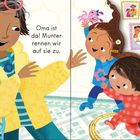 Text: "Oma ist da! Munter rennen wir auf sie zu." Eine Illustration zeigt eine freudige Oma in gelbem Mantel und Enkelkinder.