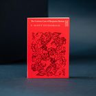 "The Curious Case of Benjamin Button," F. Scott Fitzgerald. Rotes Cover mit schwarzen floralen Illustrationen.
